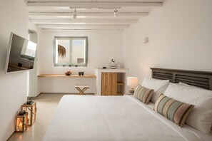 Premium bedding, minibar, in-room safe, individually decorated - The Summit of Mykonos (Mykonos)