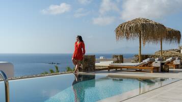 Alberca al aire libre por temporada y sombrillas en la alberca