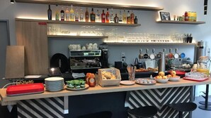 Breakfast buffet - The People - Paris Bercy - Hostel (Paris)