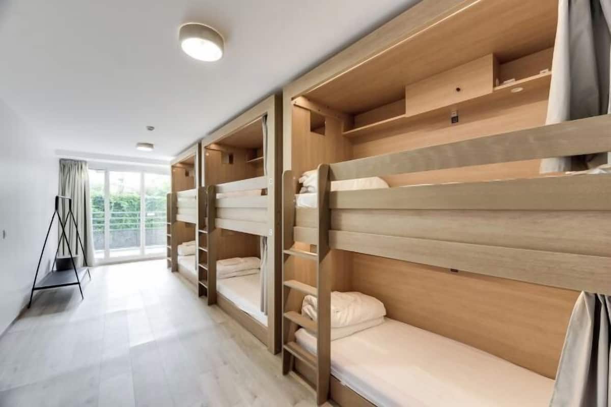 1 habitación, cortinas blackout, wifi gratis y ropa de cama