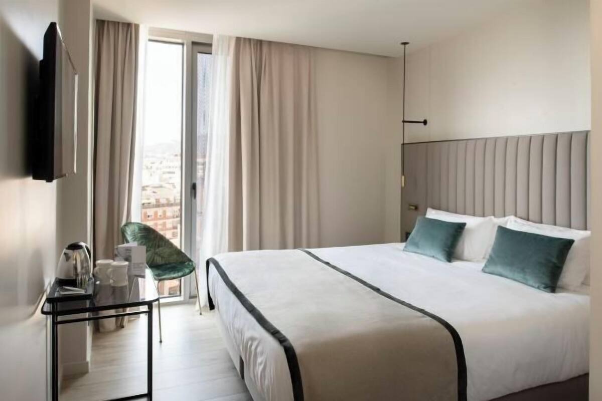 Roupas de cama premium, frigobar, cofres nos quartos