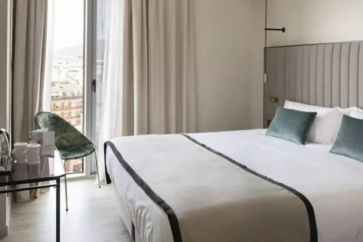 Roupas de cama premium, frigobar, cofres nos quartos