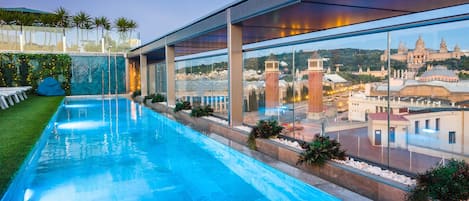 Seasonal outdoor pool, pool umbrellas, sun loungers