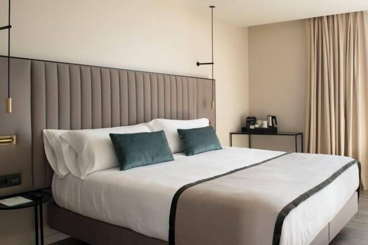 Roupas de cama premium, frigobar, cofres nos quartos