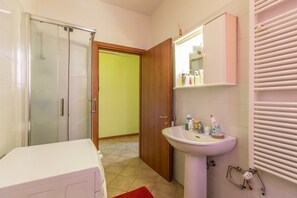 Apartment, 1 Bedroom | Bathroom | Shower, towels - Appartamento Dossetti 7 (Bologna)