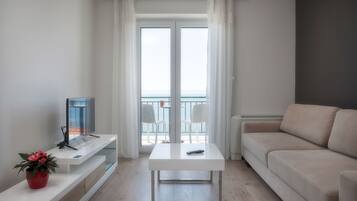 Apartment, 1 Schlafzimmer, Meerblick | Wohnzimmer | Flachbildfernseher
