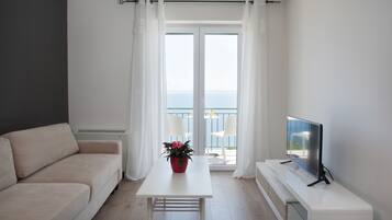 Apartamento Confort, 1 habitación, vistas al mar | Sala de estar | Una televisión de pantalla plana