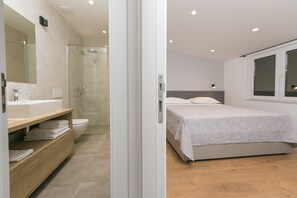Tabla de planchar con plancha, wifi gratis y ropa de cama 
