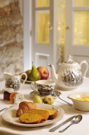 Daily buffet breakfast (EUR 20 per person) - Casona del Boticario (San Vicente de la Sonsierra)