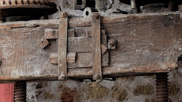 Una estructura de madera rústica con elementos metálicos, posiblemente parte de un edificio o instalación histórica.