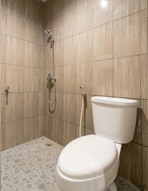 Standard Single Room | Bathroom | Shower, rainfall showerhead, towels