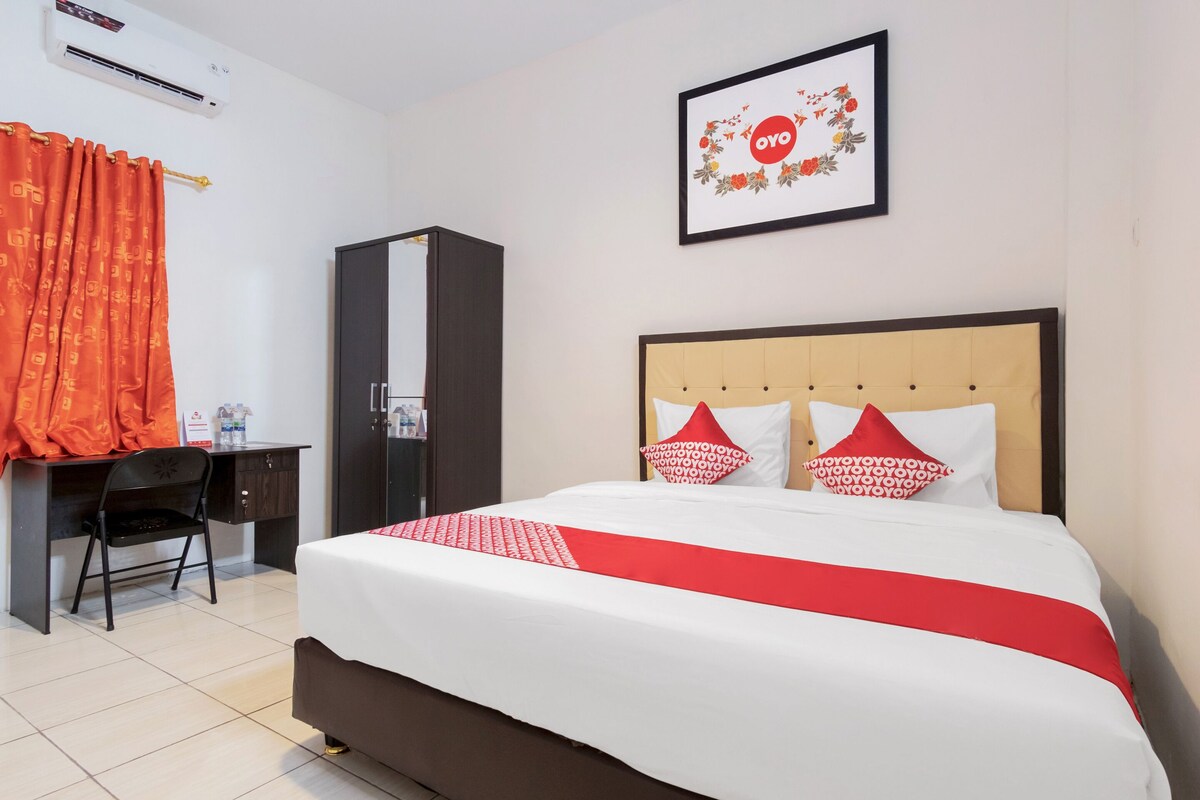 Desk, free WiFi, bed sheets