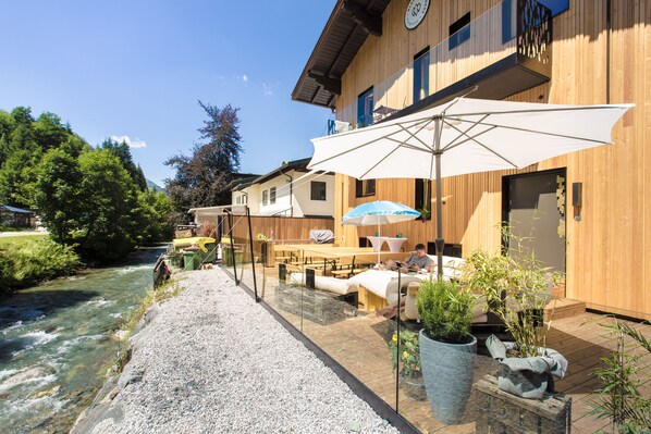 Outdoor dining - The Blackriver Lodge Saalbach (Saalbach)