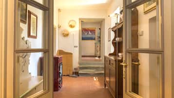 Apartment, 3 Bedrooms | Meja, Wi-fi percuma, cadar katil