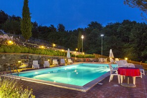 Una piscina al aire libre de temporada