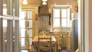 Apartment, 2 Bedrooms | Meja, Wi-fi percuma, cadar katil