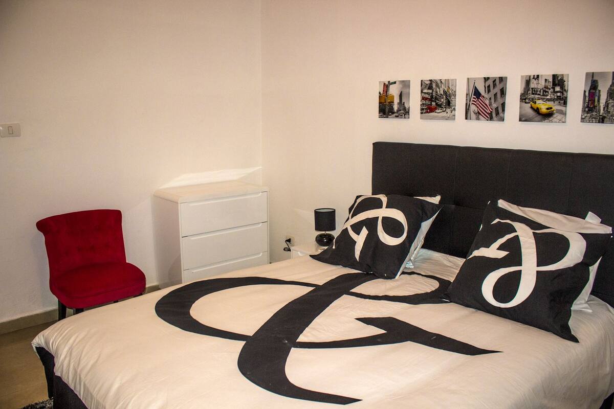 Apartamento, 2 quartos | Escrivaninha, cortinas blackout, ferros/tábuas de passar roupa