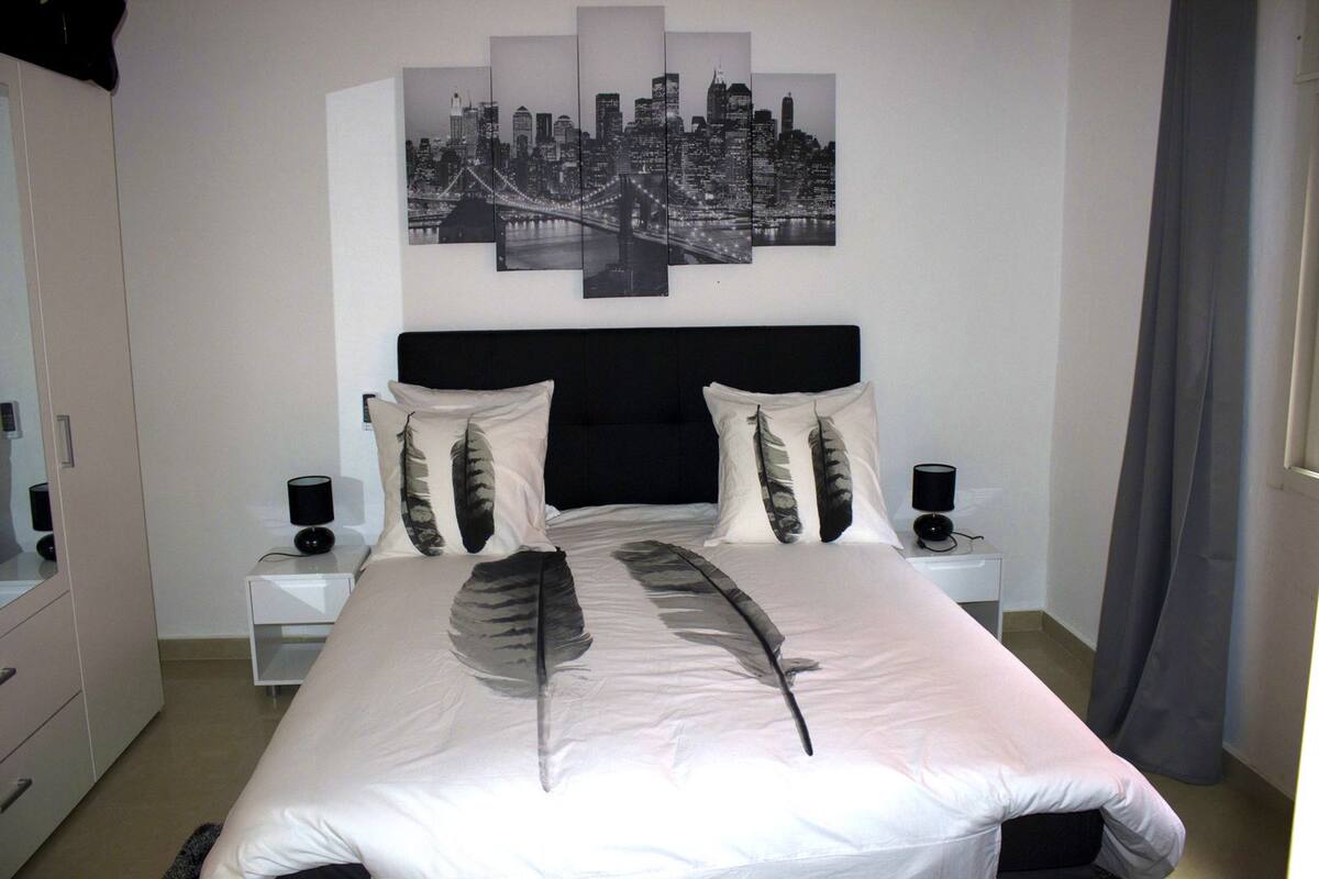 Apartamento, 1 quarto | Escrivaninha, cortinas blackout, ferros/tábuas de passar roupa