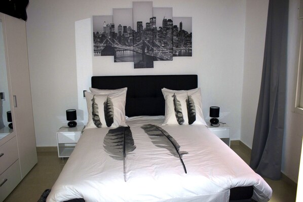 Bureau, rideaux occultants, fer et planche à repasser, Wi-Fi gratuit