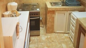 Apartment, 2 Bedrooms | Private kitchen - Sci Yassmani (Port Gentil)