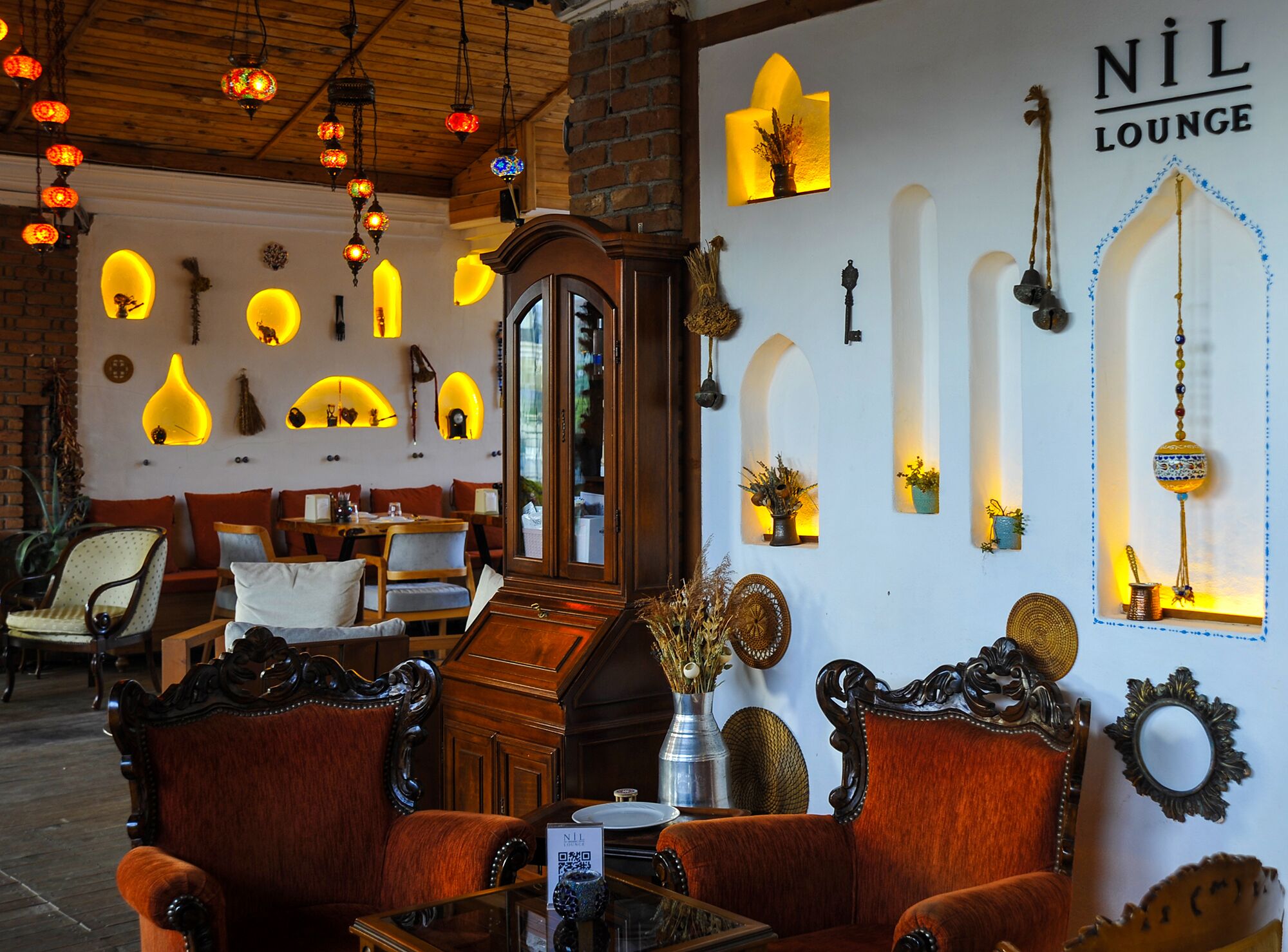 2 bars/lounges, poolside bar