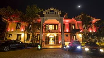 Mặt tiền nơi lưu trú - ban đêm