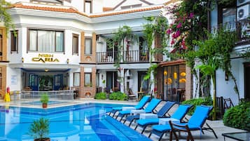 2 ulkouima-allasta, aurinkotuoleja