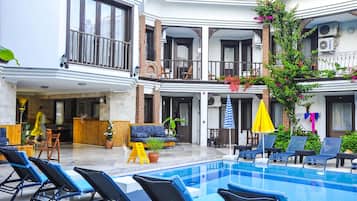 2 ulkouima-allasta, aurinkotuoleja