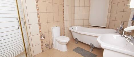 Un baño moderno con inodoro, bañera y lavamanos.