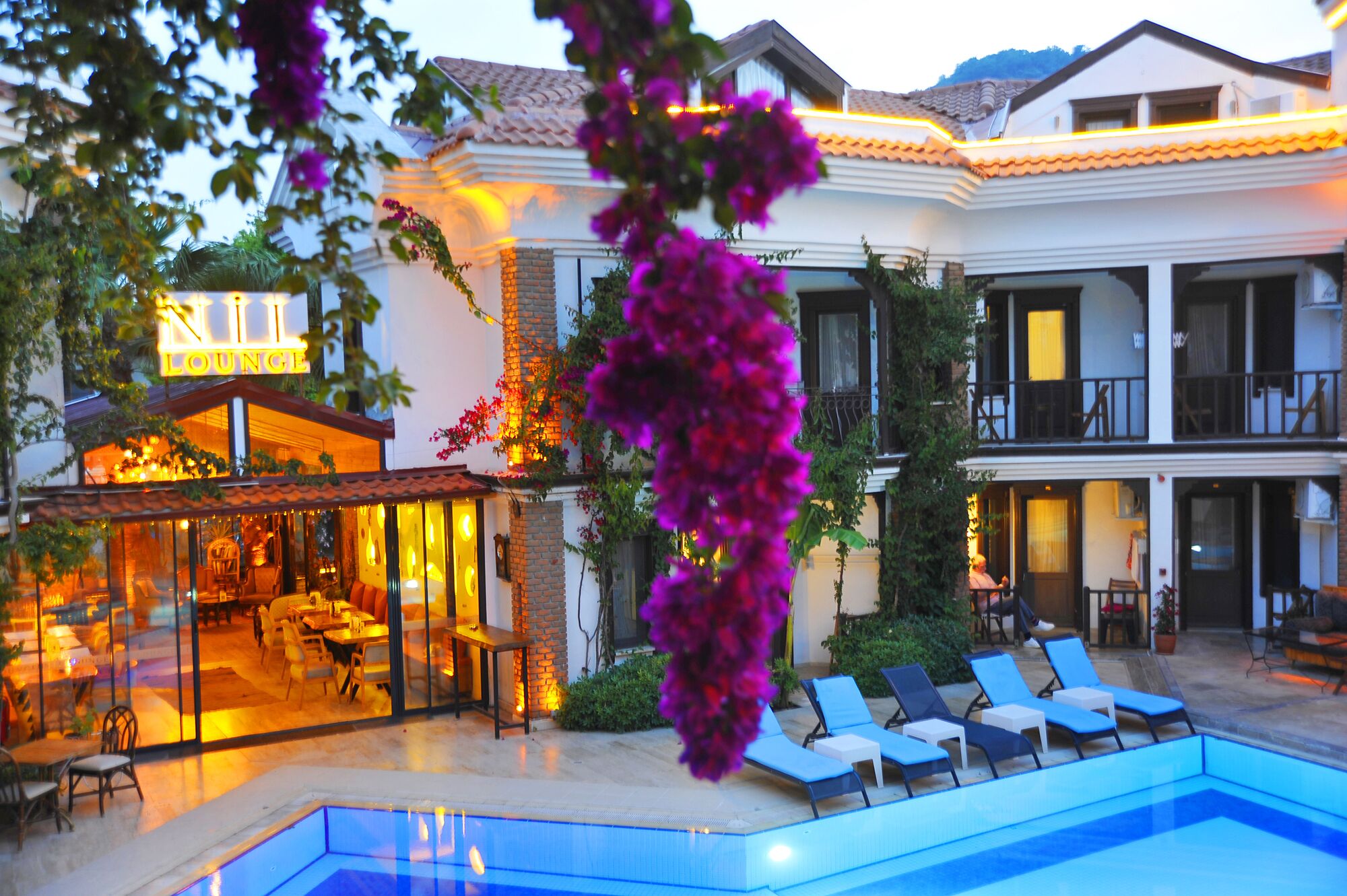 2 outdoor pools, pool loungers