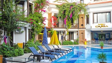 2 outdoor pools, pool loungers