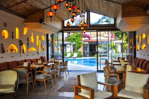 2 bares y bar junto a la piscina