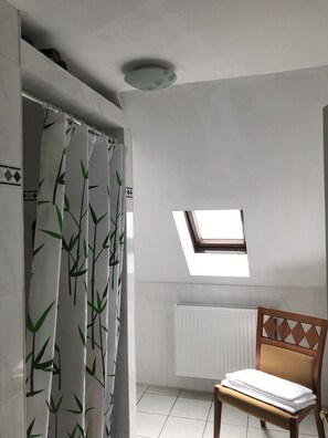 Apartment | Badezimmer | Dusche, kostenlose Toilettenartikel, Haartrockner, HandtĂŒcher