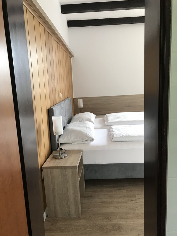 Chambre avec lits jumeaux | Bureau, rideaux occultants, Wi-Fi gratuit, draps fournis