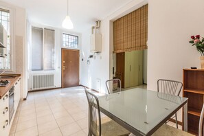 Maisonette | Essbereich im Zimmer