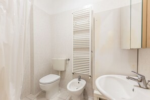 Ein Badezimmer mit Toilette, Bidet und Waschbecken.