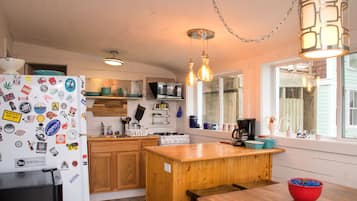 Standard-sumarhús - 1 svefnherbergi - reyklaust (Surf Shack) | Einkaeldhús | Ísskápur, örbylgjuofn, bakarofn, uppþvottavél