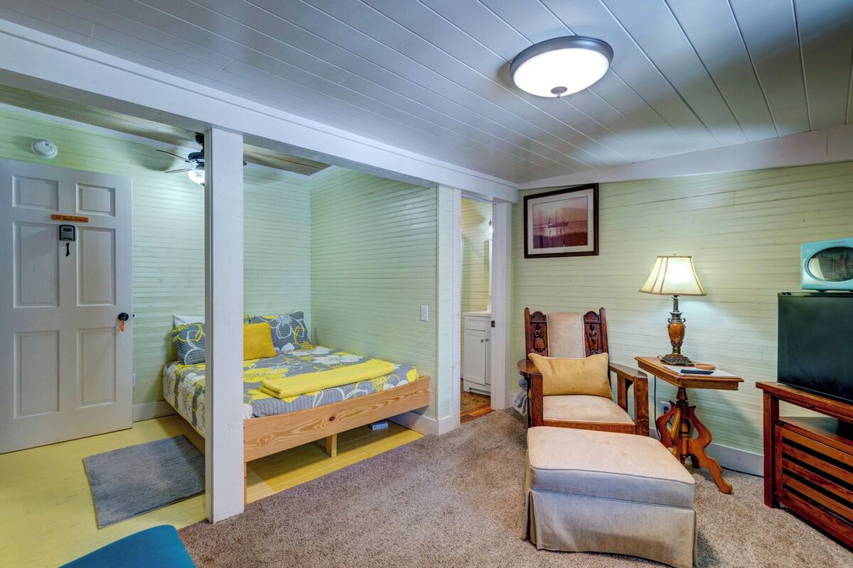 Standard Room | Laptop workspace, free WiFi, individually decorated