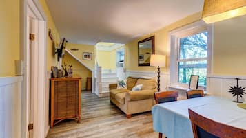 Casa de campo estándar, 2 habitaciones, para no fumadores (Turtle's Nest) | Área de sala de estar | Smart TV, Hulu y servicios de streaming