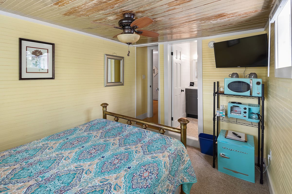 Standard Room, 1 Double Bed | 1 bedroom, individually decorated, individually furnished
