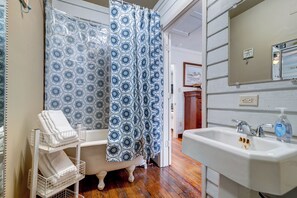 Bathroom - Riverside Inn and Cottages (Folly Beach)
