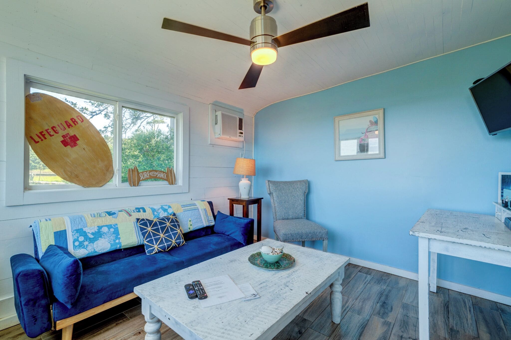 標準平房, 1 間臥室, 非吸煙房 (Surf Shack) | 起居區 | 智慧型電視、Hulu、串流服務
