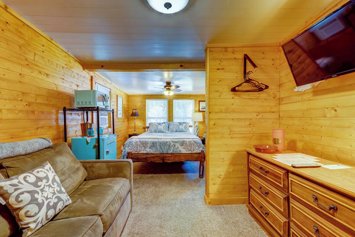 Comfort Room | Laptop workspace, free WiFi, individually decorated