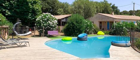 Piscine extérieure (ouverte en saison), parasols de plage