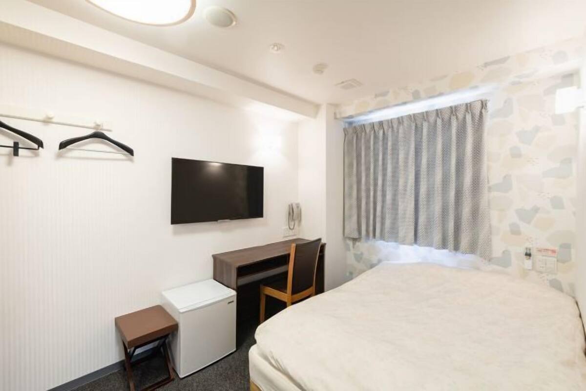 Down duvets, desk, blackout curtains, free WiFi