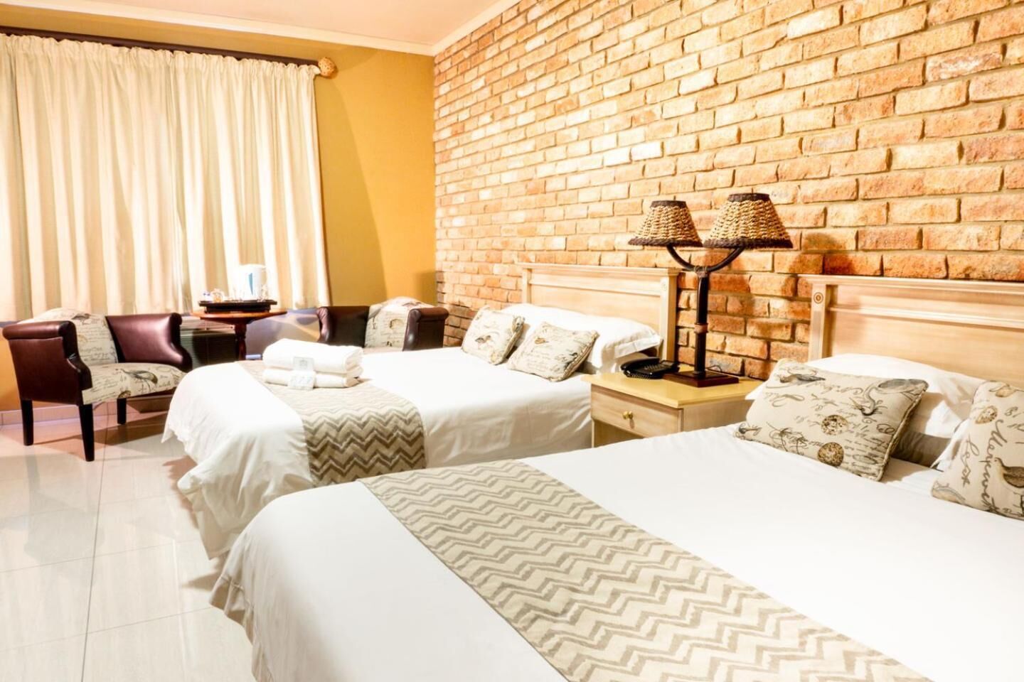 Caja de seguridad en la habitación y escritorio 