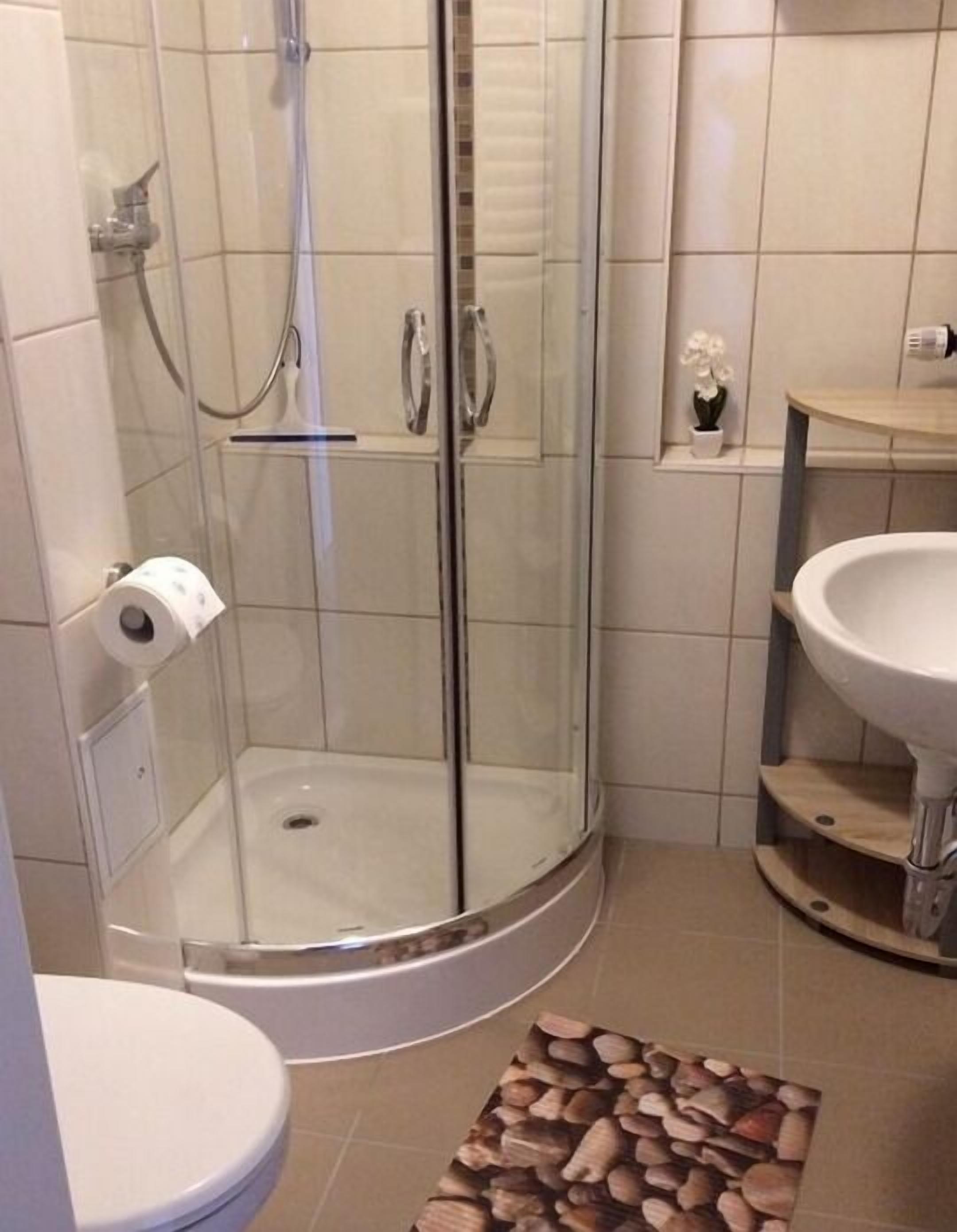 Shower, pengering rambut,  dan handuk