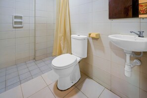 Shower, slippers, towels - Collection O 637 Yasmin Hotel (Makassar)