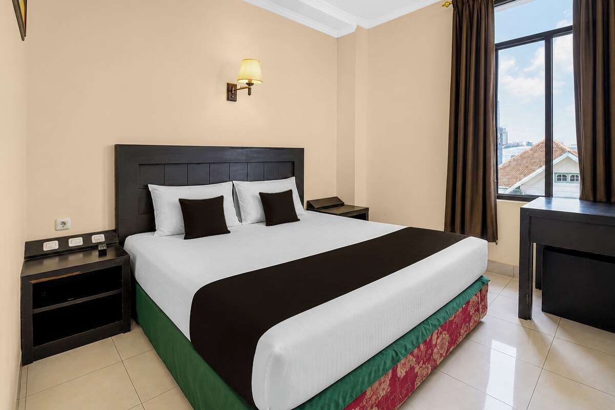Desk, free WiFi, bed sheets