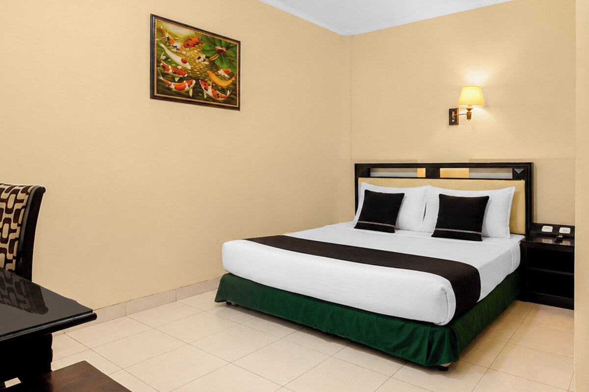 Desk, free WiFi, bed sheets
